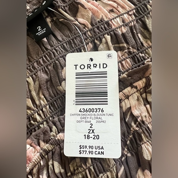 Torrid Smocked Chiffon Tunic Gray Floral Boho Size 2 - Picture 9 of 10